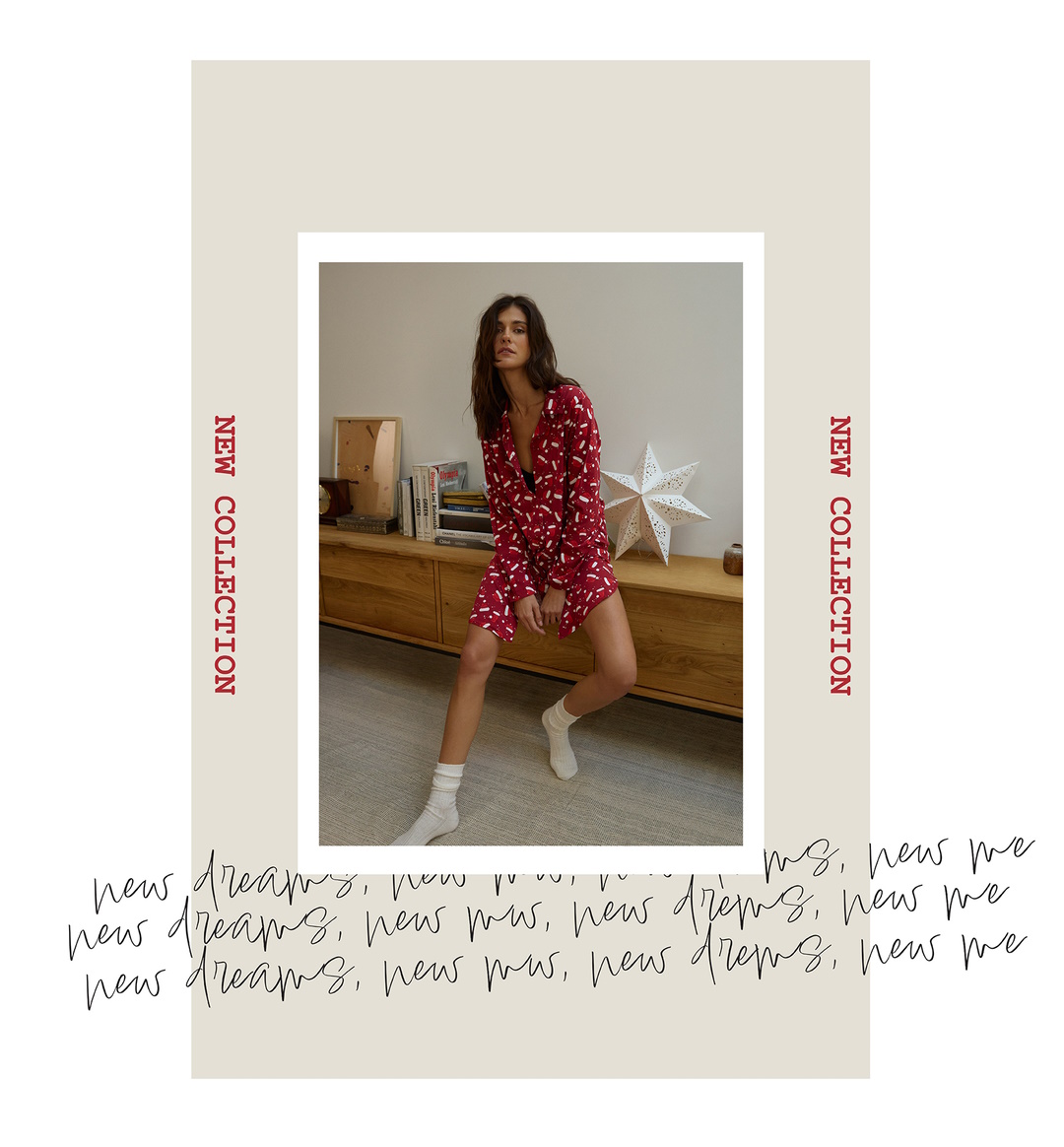 Žena stoji u crvenoj spavaćici sa novogodišnjim motivima