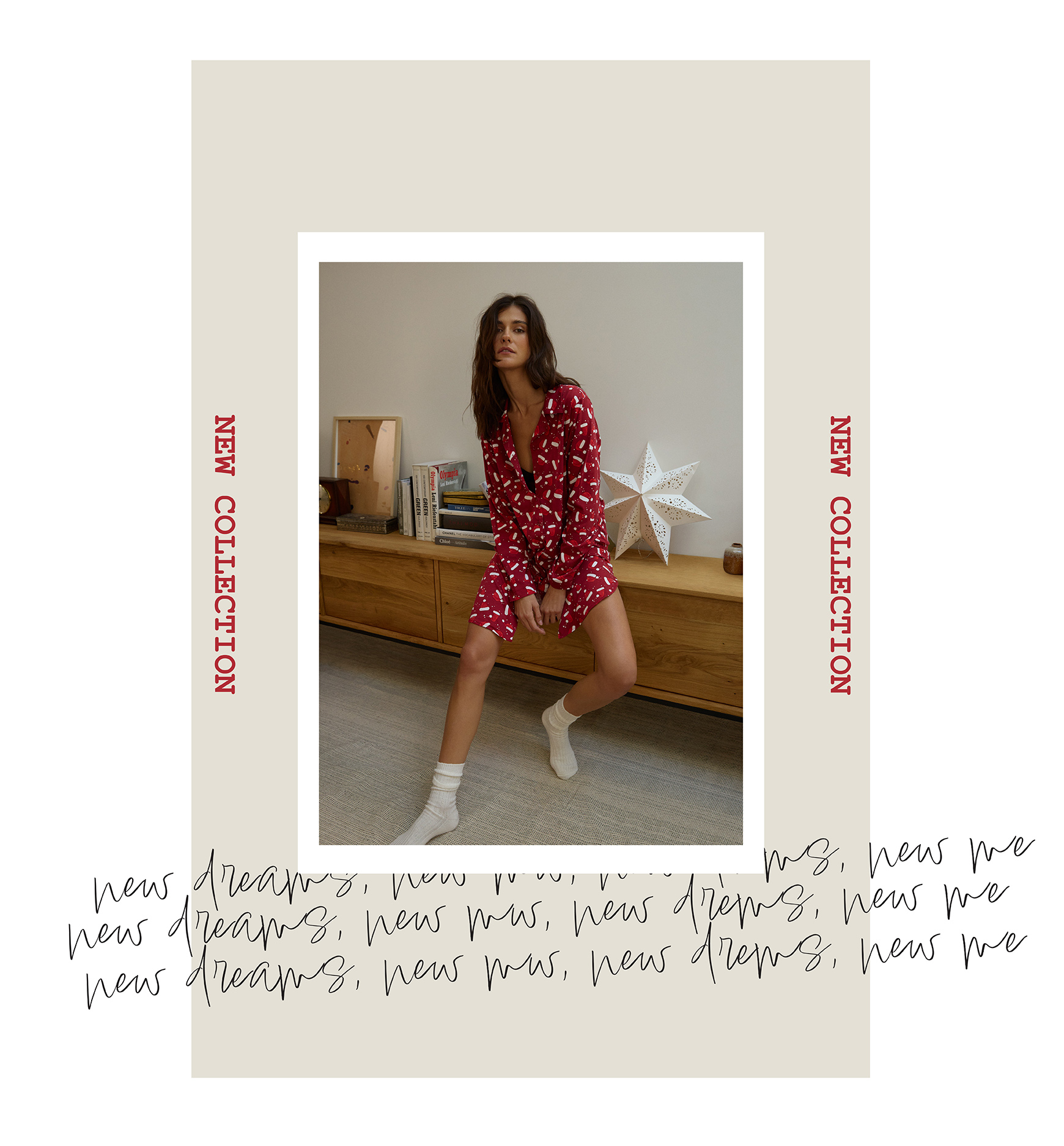 Žena stoji u crvenoj spavaćici sa novogodišnjim motivima